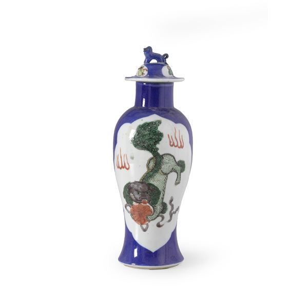 Vaso in porcellana a fondo blu raffigurante Cane di Pho e vasi con fiori , foggia del coperchio a guisa di Cane di Pho, Cina, XX secolo