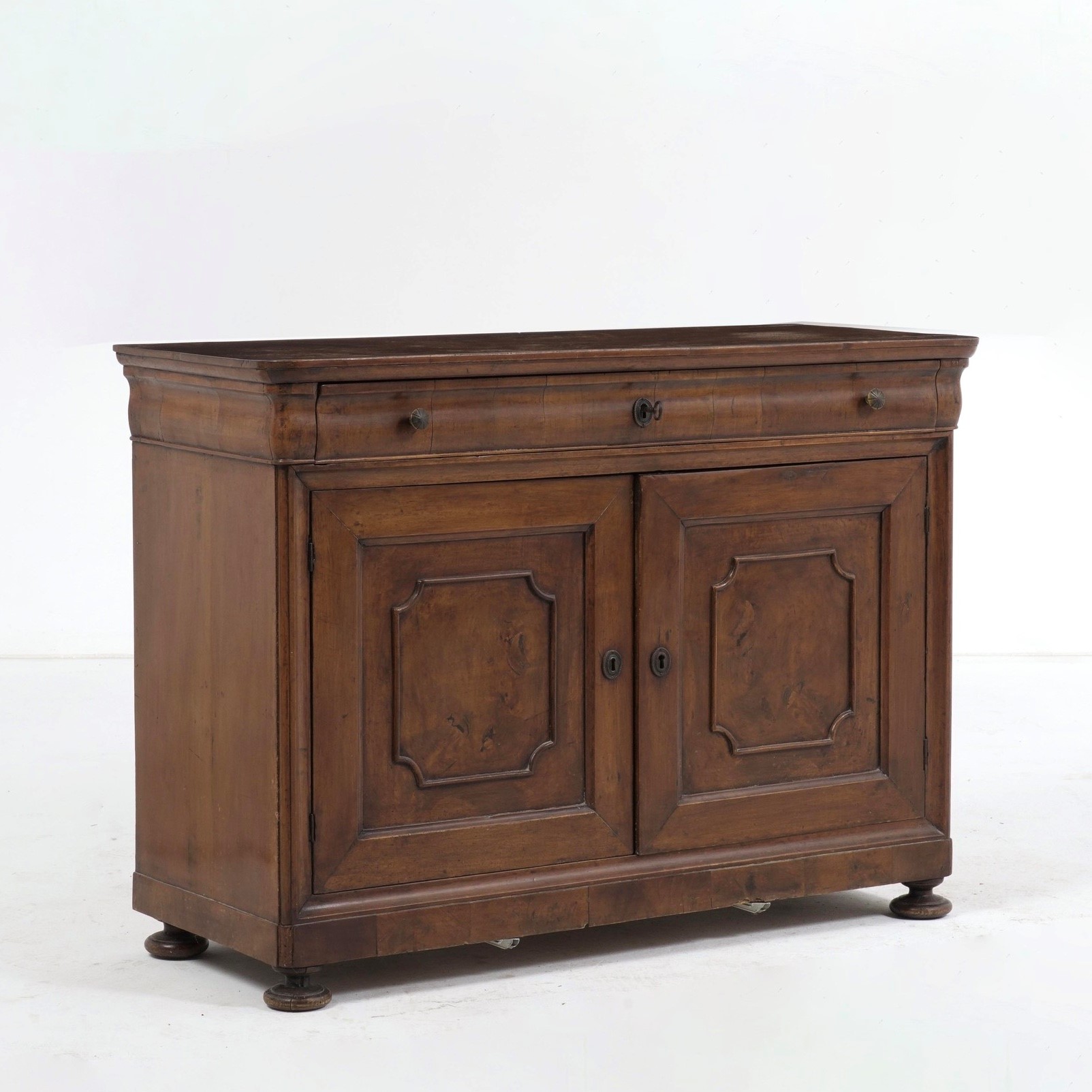 Credenza lastronata, fine XIX-inizi XX secolo, a due sportelli con cassetto