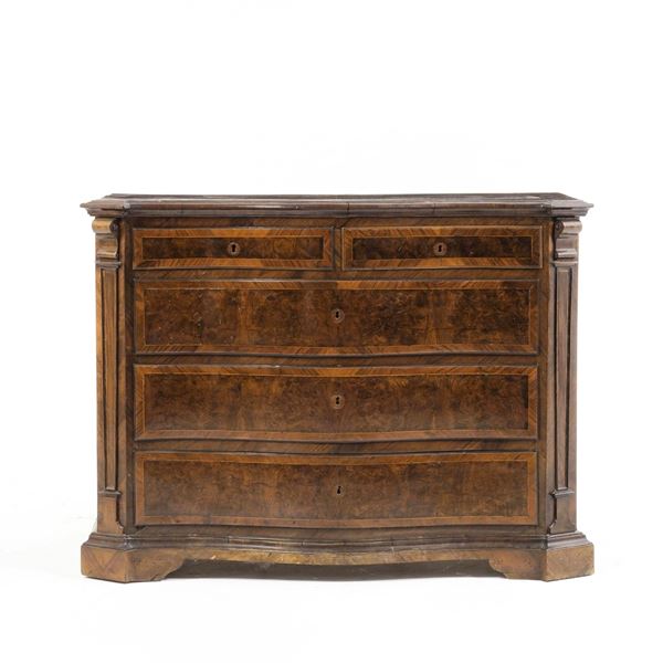 Comò lastronato. XVIII secolo