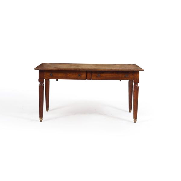 Tavolo in legno a due cassetti. XVIII-XIX secolo