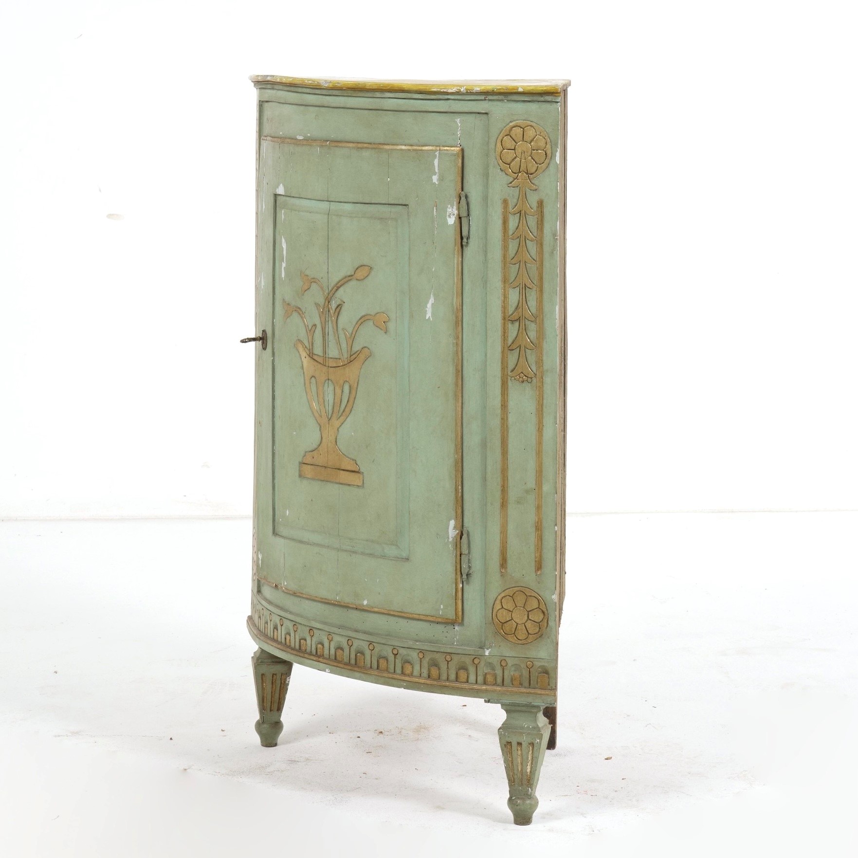 Angoliera in legno laccato e dorato, cm 86X56X123