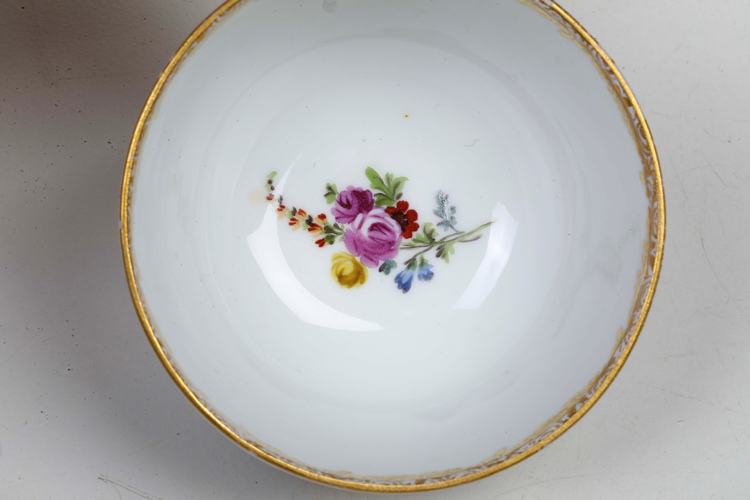 Meissen, Tazza con piattino, decorazione policroma e motivo zoomorfo, periodo Marcolini (circa 17...