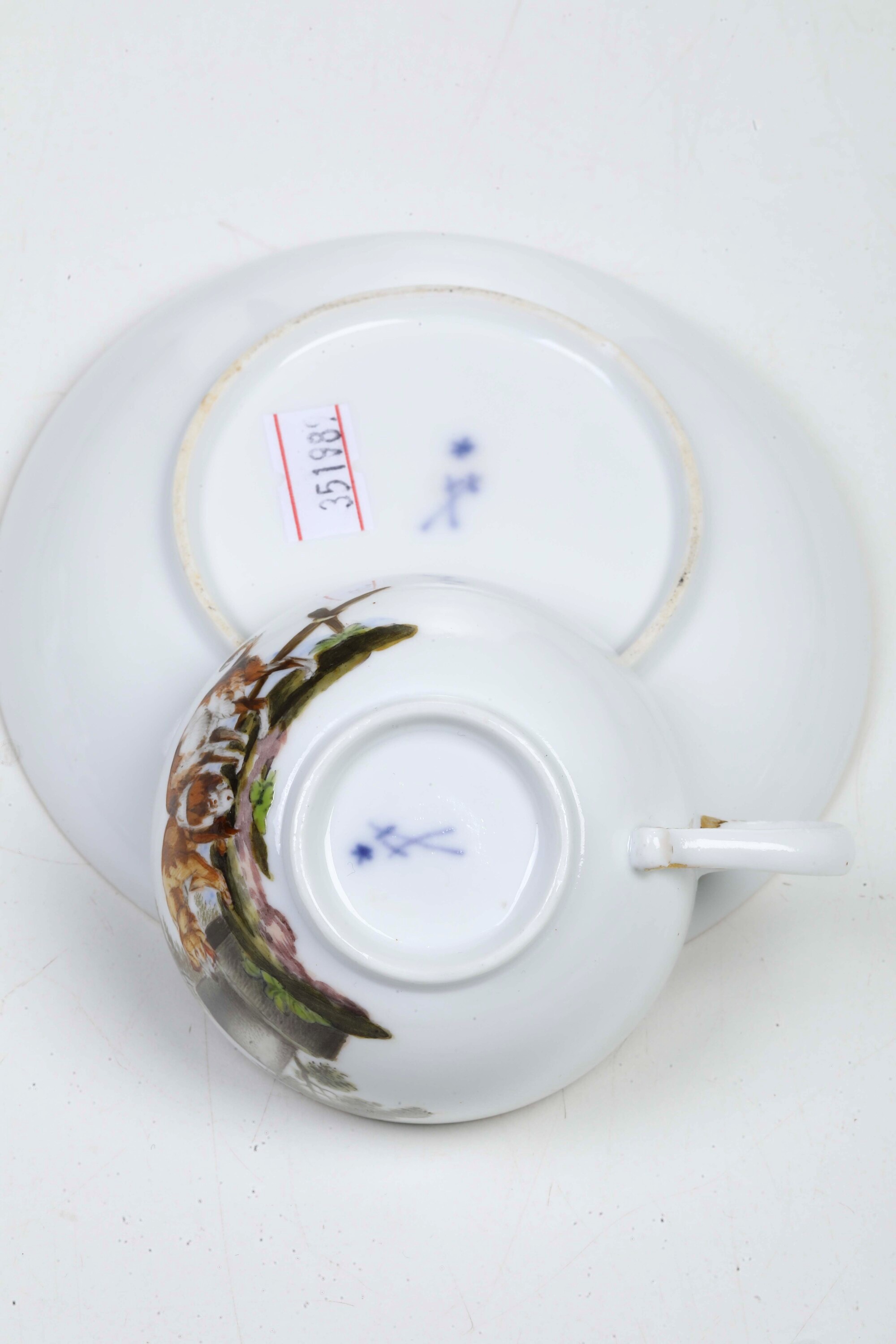 Meissen, Tazza con piattino, decorazione policroma e motivo zoomorfo, periodo Marcolini (circa 17...