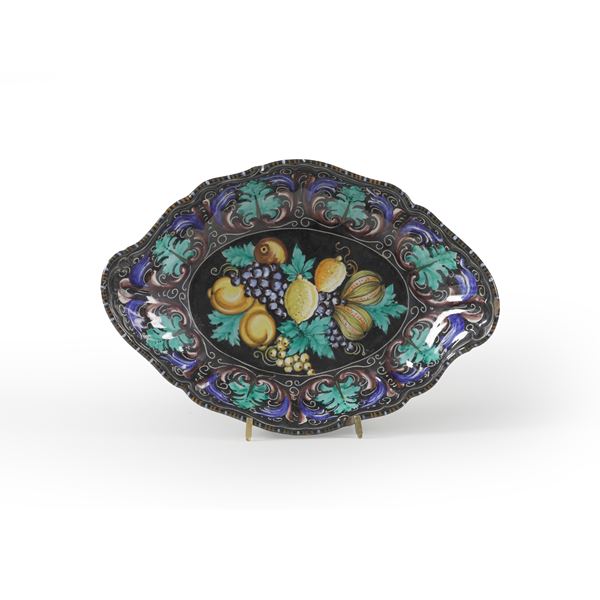 Bacinella centrotavola. Pesaro, Manifattura di Ferruccio Mengaroni (1875-1925), 1900-1925 circa.