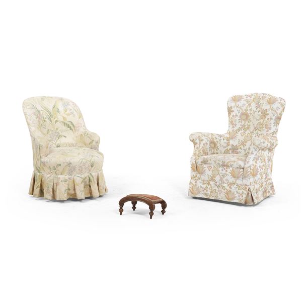 Due poltroncine a pozzetto imbottite e un poggiapiedi in legno