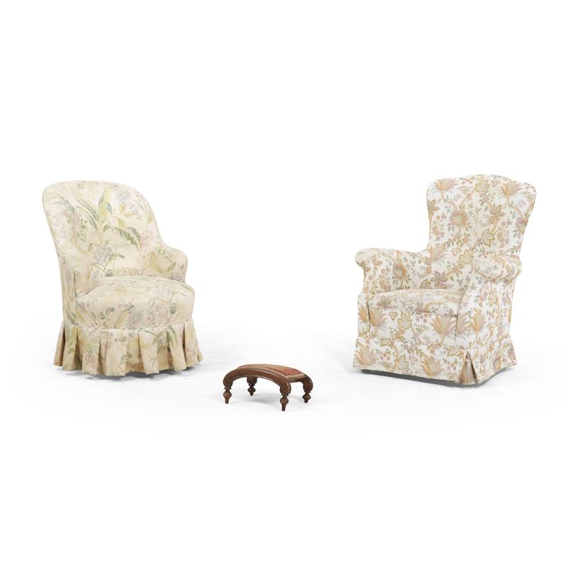 Due poltroncine a pozzetto imbottite e un poggiapiedi in legno  - Auction Antiques - Cambi Casa d'Aste