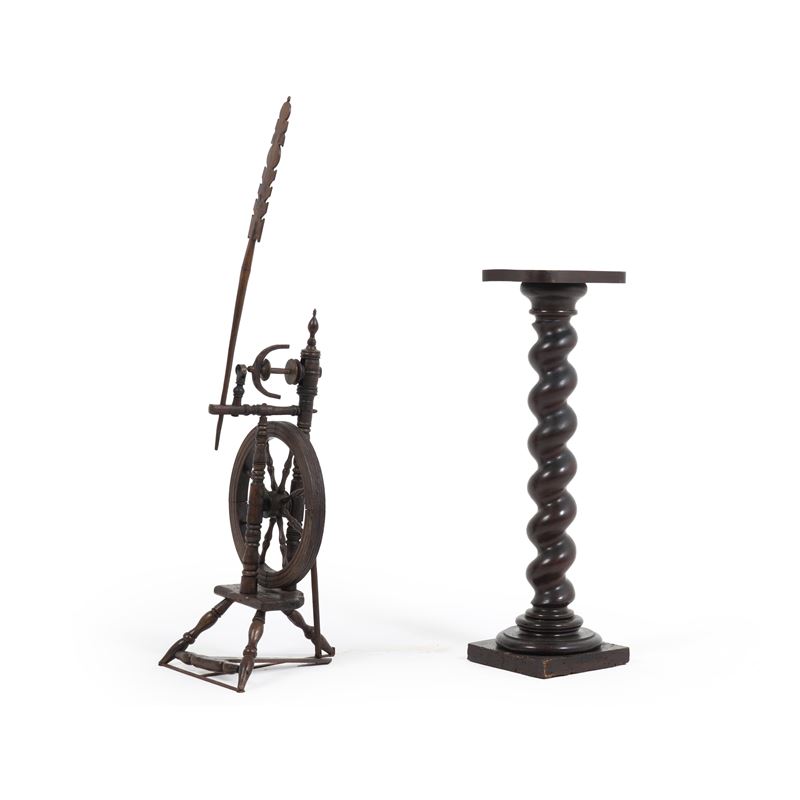 Una colonna torchon e un arcolaio in legno  - Asta Antiquariato - Cambi Casa d'Aste