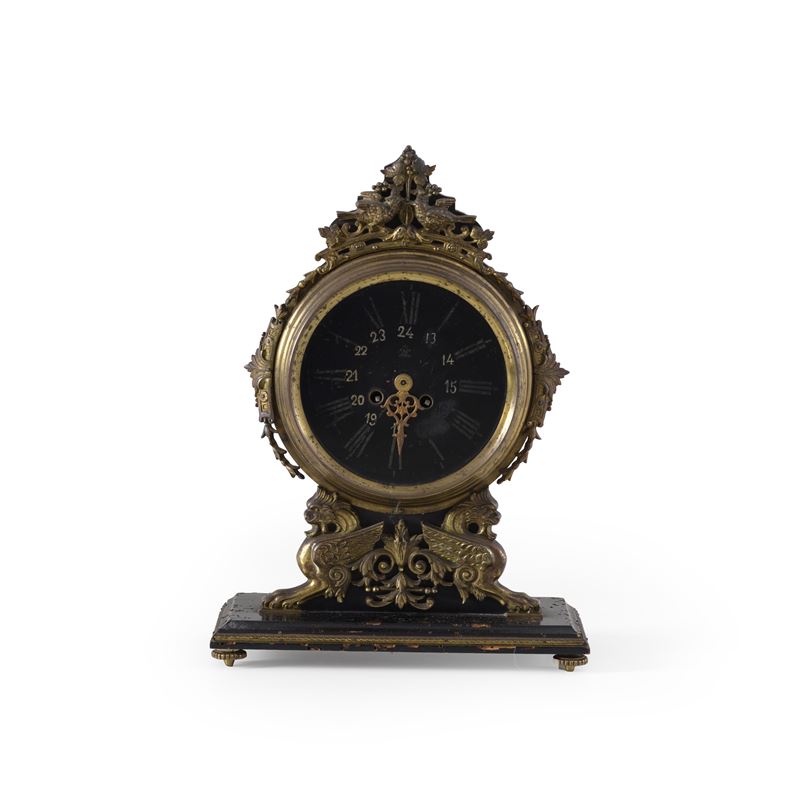 Pendola da tavolo in legno intagliato e metallo dorato. XX secolo  - Auction Antiques - Cambi Casa d'Aste