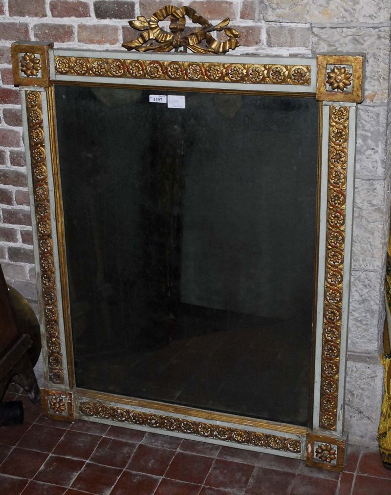 Specchiera in stile Luigi XVI laccata e dorata  - Auction Antiquariato, Argenti e Dipinti Antichi - Cambi Casa d'Aste