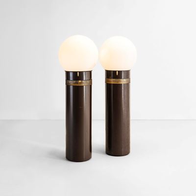 Due lampade da terra mod. Oracolo, metallo laccato e vetro opalino