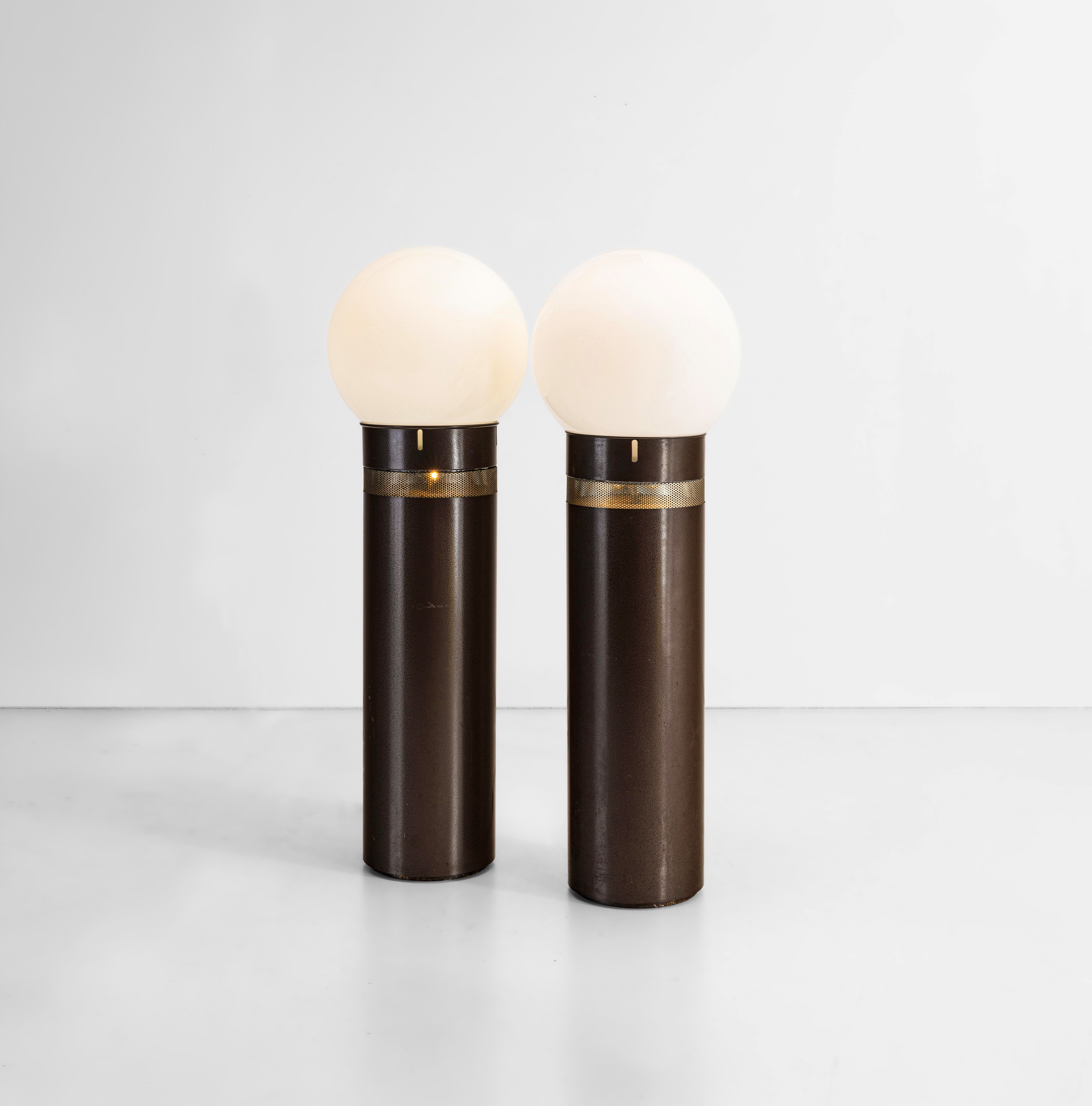 Gae Aulenti - Due lampade da terra mod. Oracolo, metallo laccato e vetro opalino