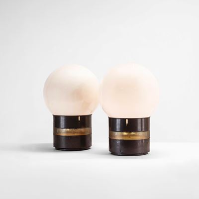 Due lampade da tavolo modello mezzo Oracolo, metallo laccato e vetro opalino