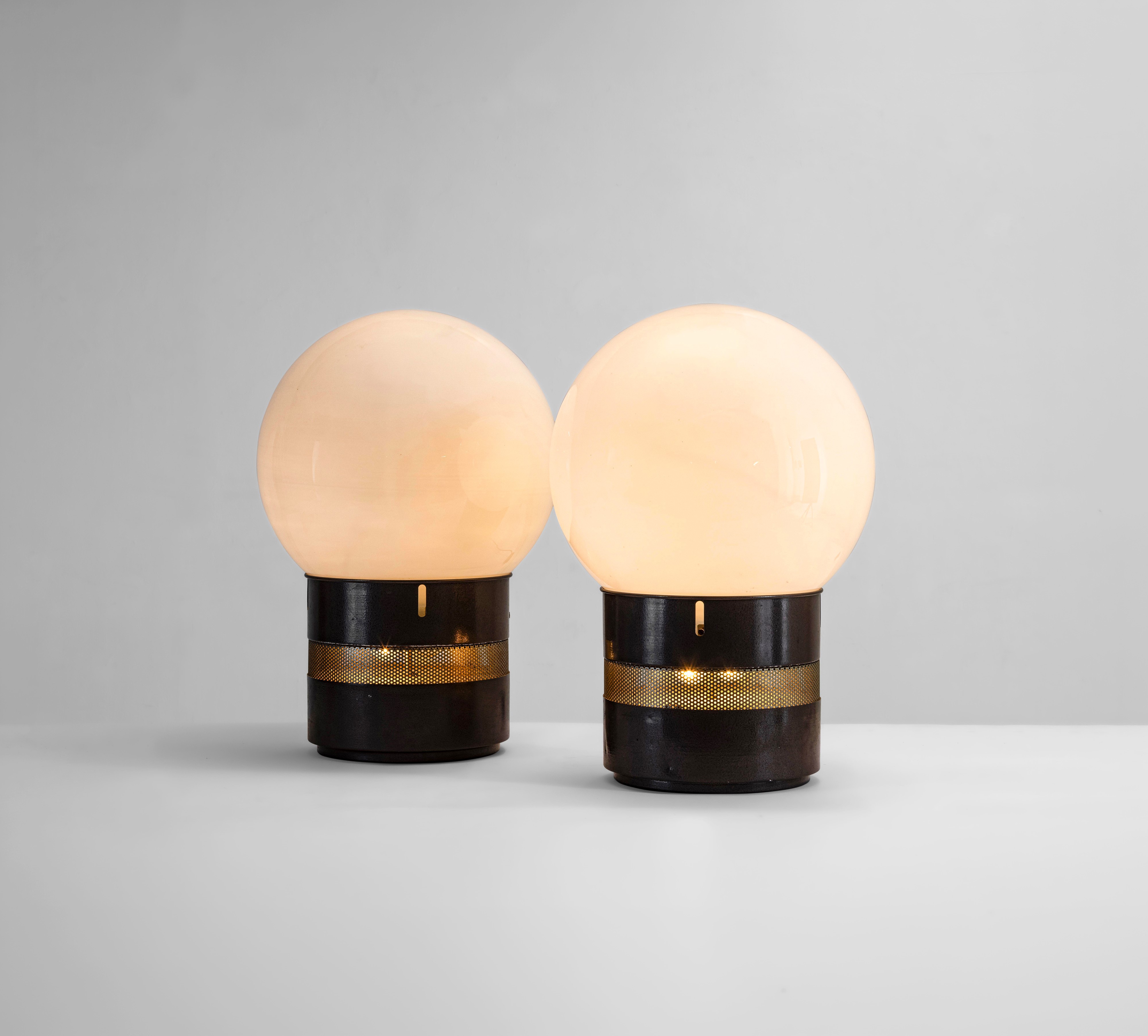 Gae Aulenti - Due lampade da tavolo modello mezzo Oracolo, metallo laccato e vetro opalino