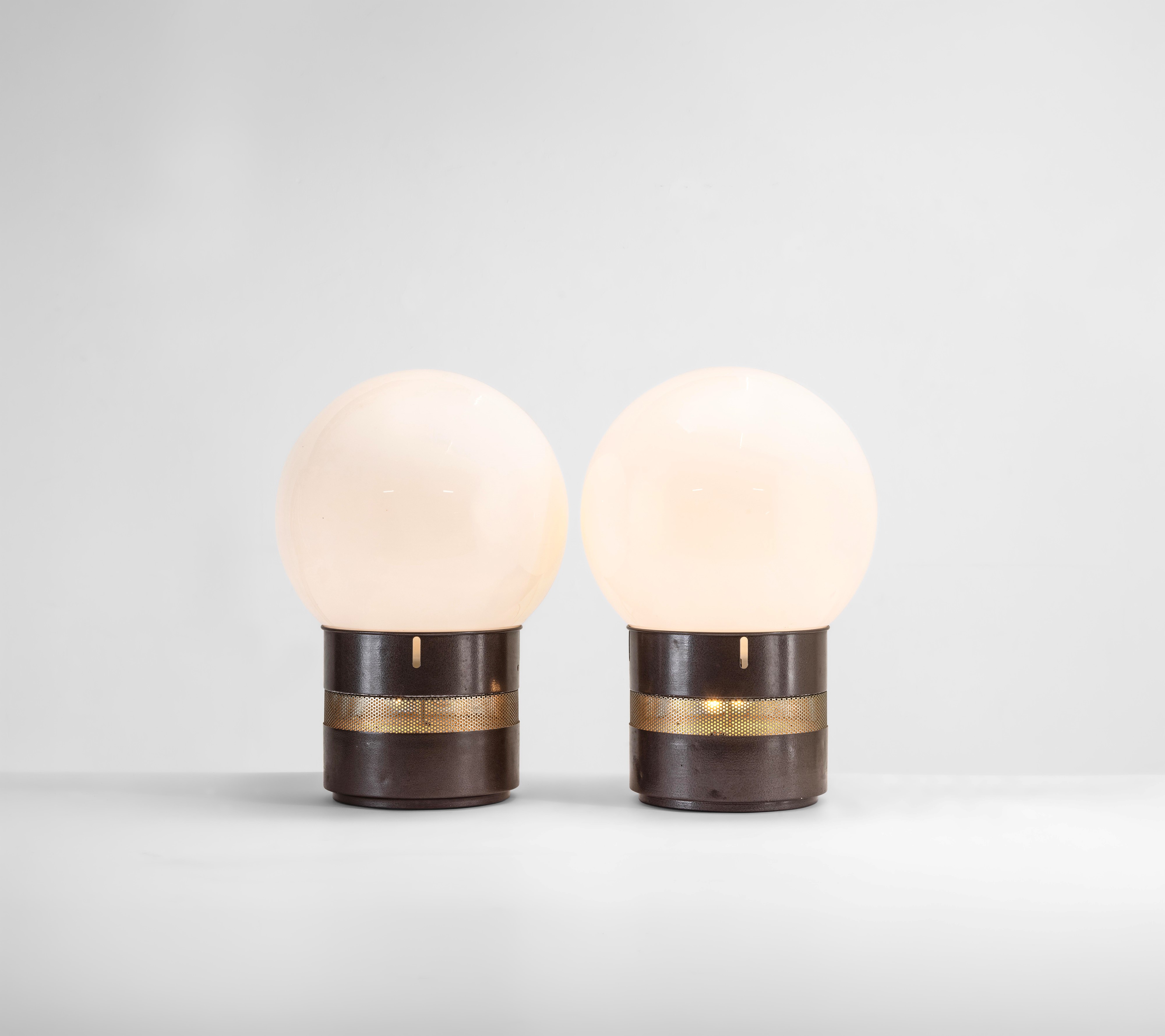 Gae Aulenti - Due lampade da tavolo modello mezzo Oracolo, metallo laccato e vetro opalino