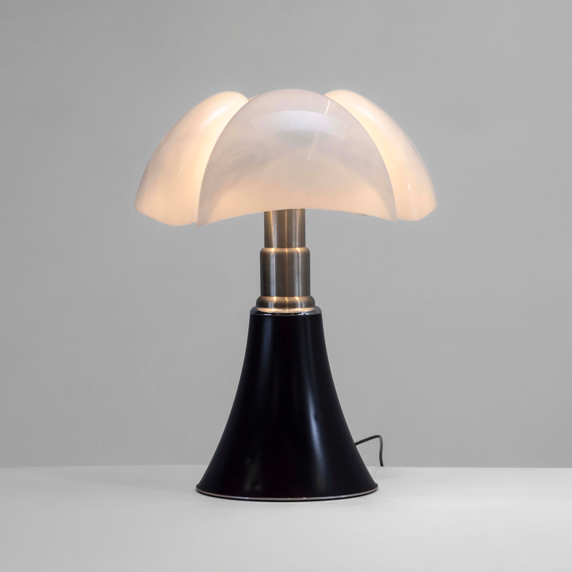 Gae Aulenti - Lampada da tavolo mod. “Pipistrello”