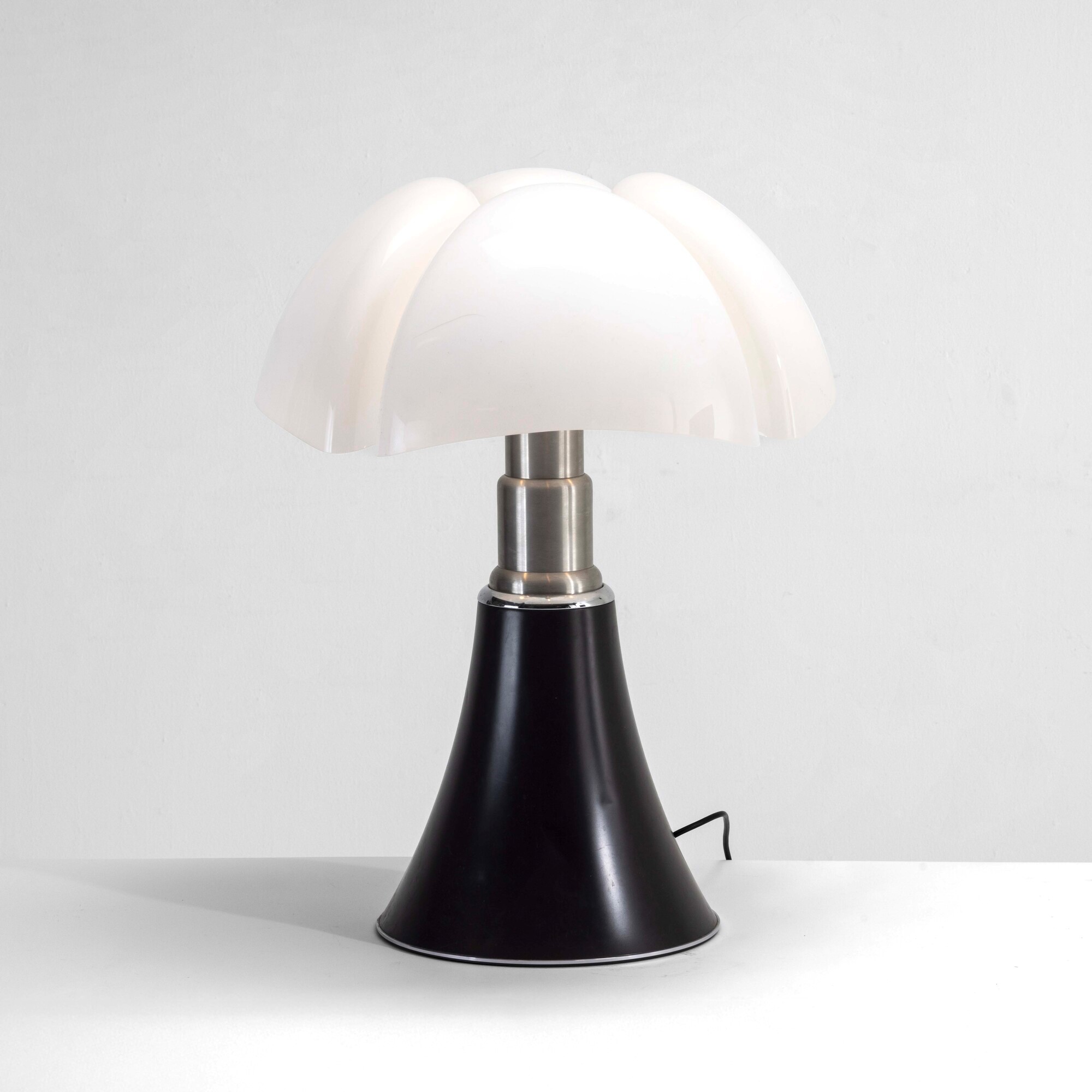 Gae Aulenti - Lampada da tavolo mod. “Pipistrello”