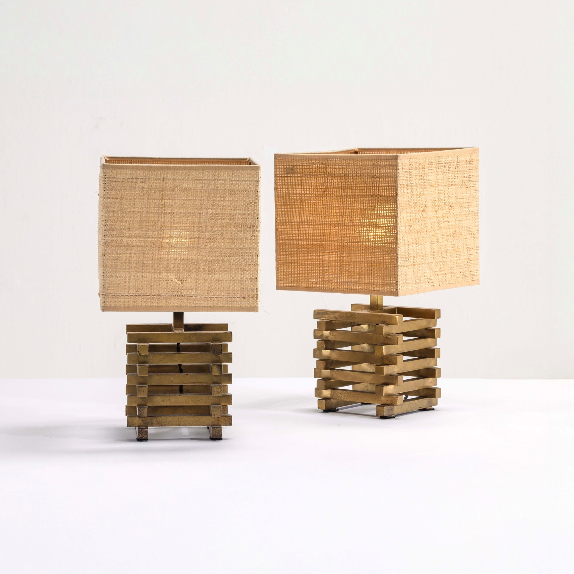 Due lampade da tavolo, struttura in ottone e paralume in rafia, produzione italiana (ca. 1970)