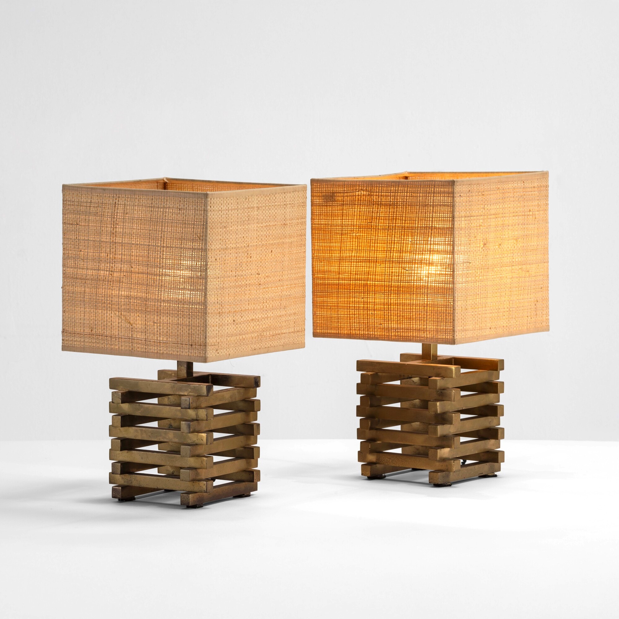 Due lampade da tavolo, struttura in ottone e paralume in rafia, produzione italiana (ca. 1970)