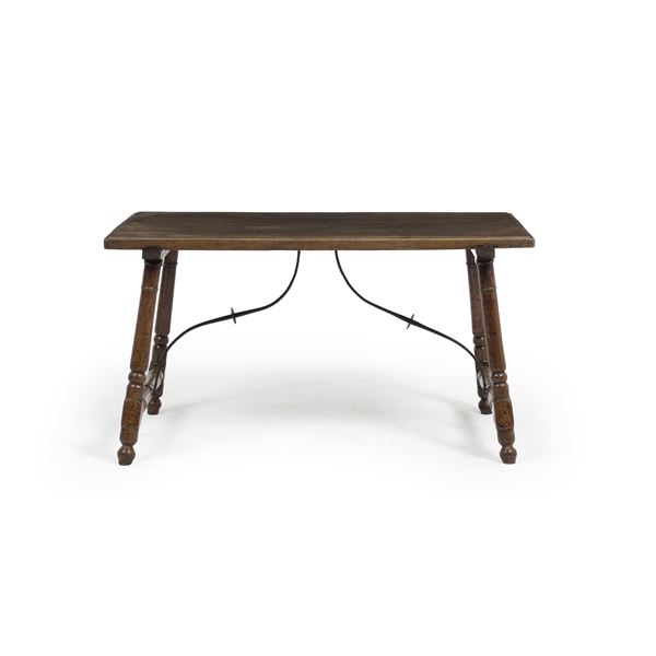 Tavolo in legno intagliato. XX secolo