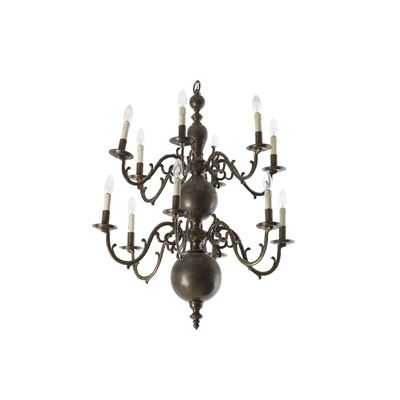 Lampadario in metallo di gusto olandese a dodici luci, bracci mossi
