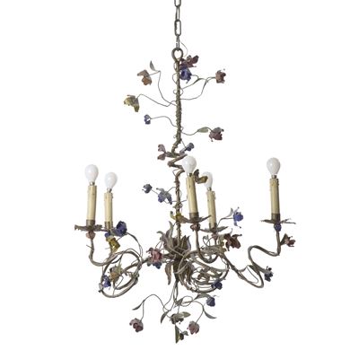 Lampadario in lamierino a cinque luci, bracci mossi e decoro a fiori