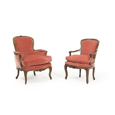 Due poltrone in stile Luigi XV, imbottite, gambe e braccioli mossi