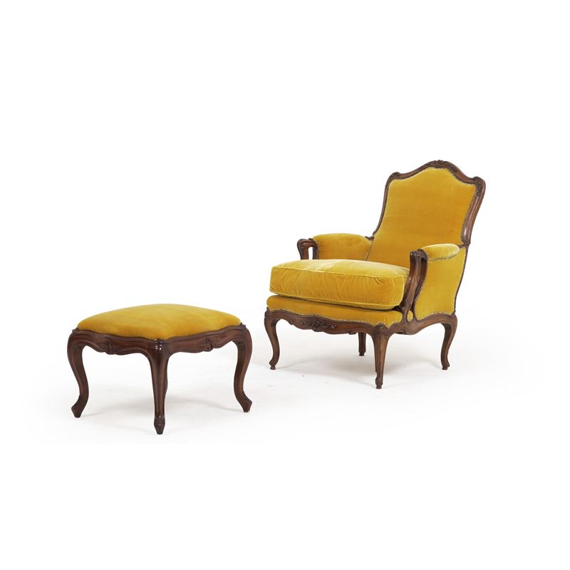 Bergere con poggiapiedi in legno intagliato. XIX secolo  - Asta Antiquariato - Cambi Casa d'Aste