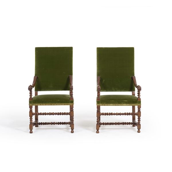 Coppia di seggioloni in legno intagliato. XVII-XVIII secolo