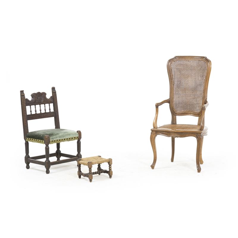 Una seggiolina e una poltrona e un poggiapiedi in stile  - Asta Antiquariato - Cambi Casa d'Aste