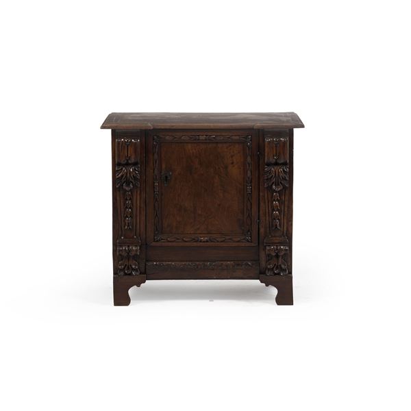 Credenzino in legno intagliato