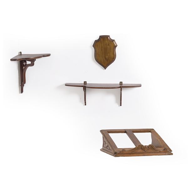 Lotto composto da una mensola, una mensolina angolare, un piccolo leggio e una placca in legno