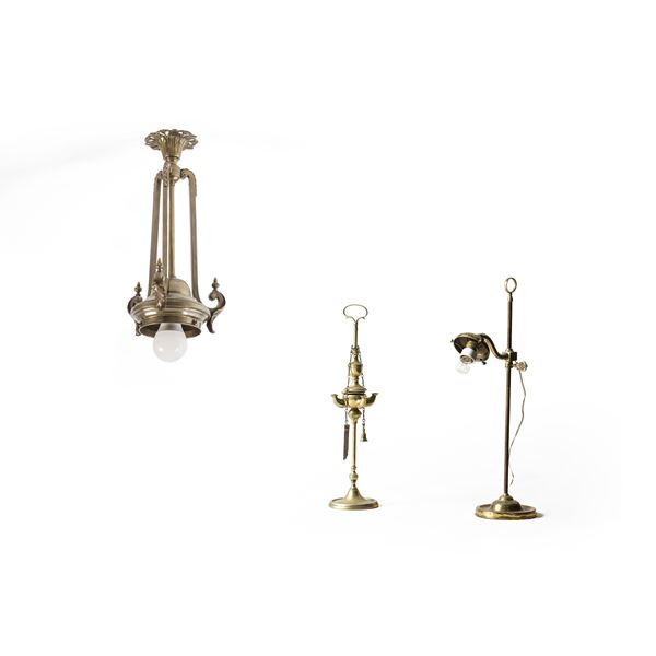 Lotto composta da una lampada, un portacandele e un piccolo lampadario in metallo dorato.