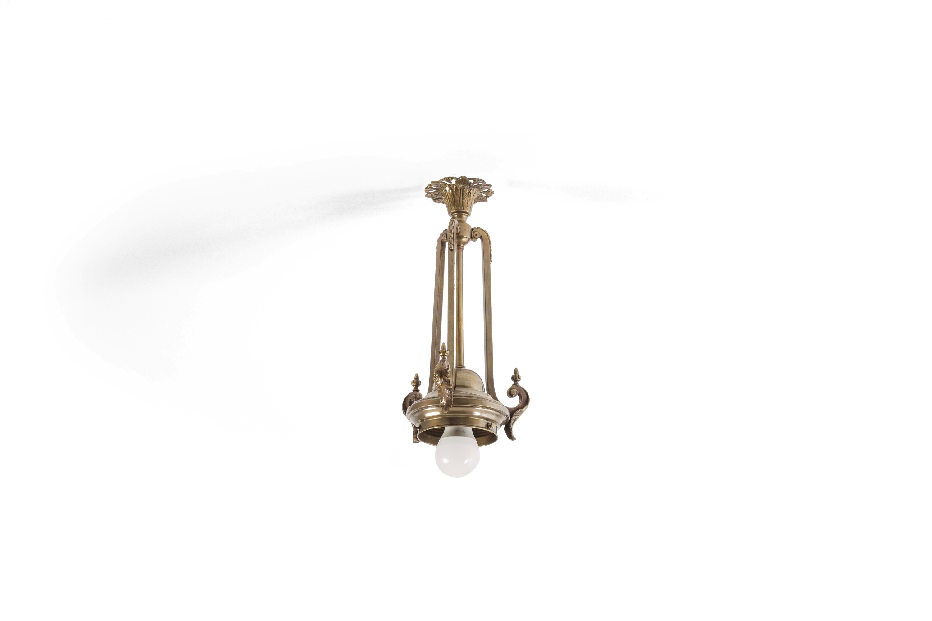 Lotto di oggetti decorativi per interni: lampada, portacandele e piccolo lampadario in metallo do...