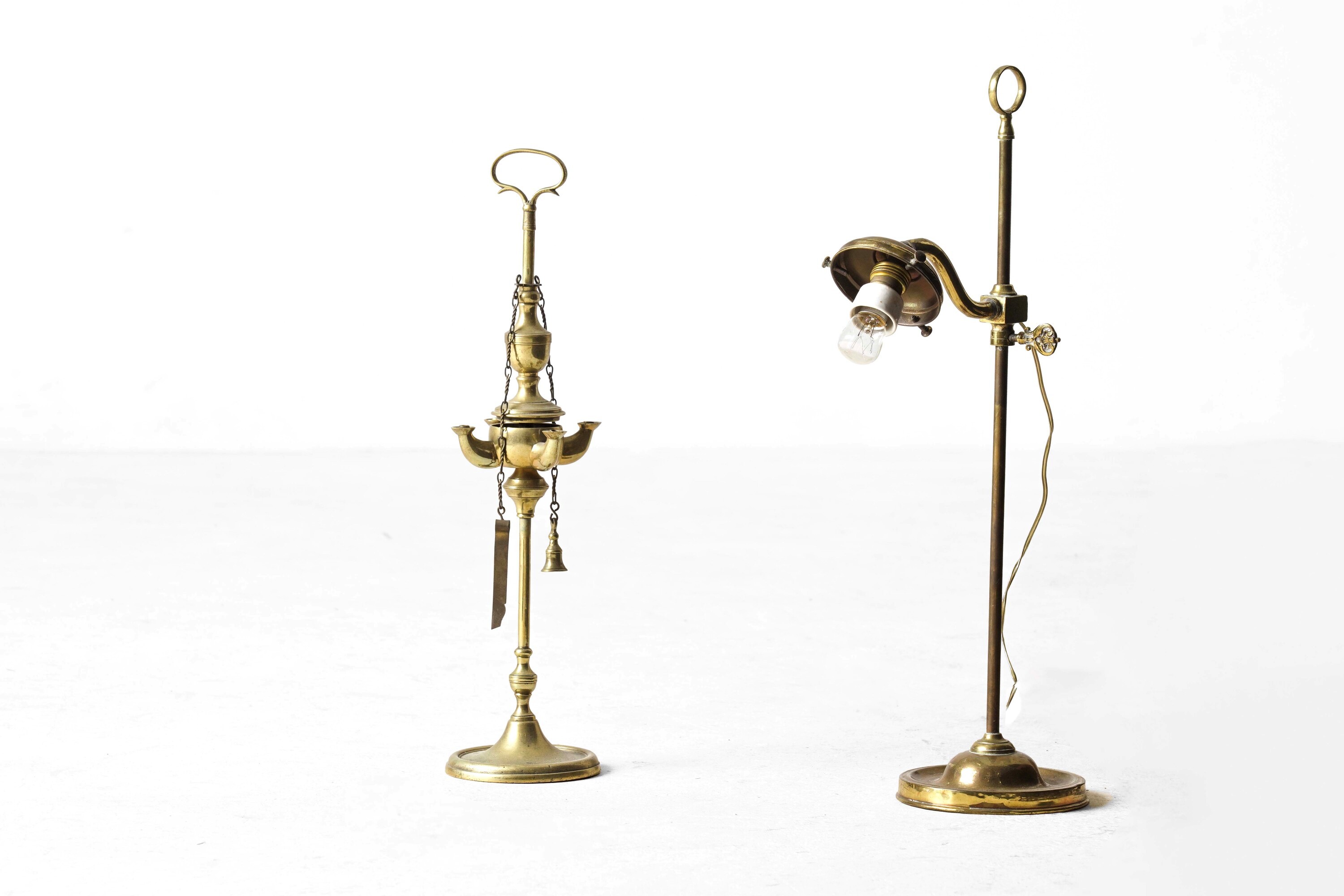 Lotto di oggetti decorativi per interni: lampada, portacandele e piccolo lampadario in metallo do...