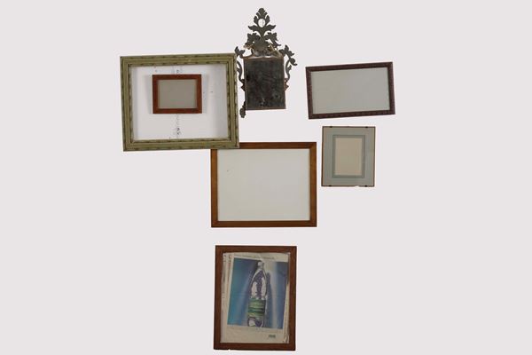 Lotto composto da sette cornici diverse e una specchiera in lamiera