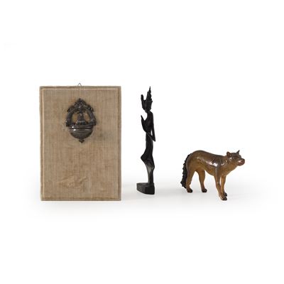 Acquasantierina in metallo e statuette decorative in legno (lotto misto di curiosità)