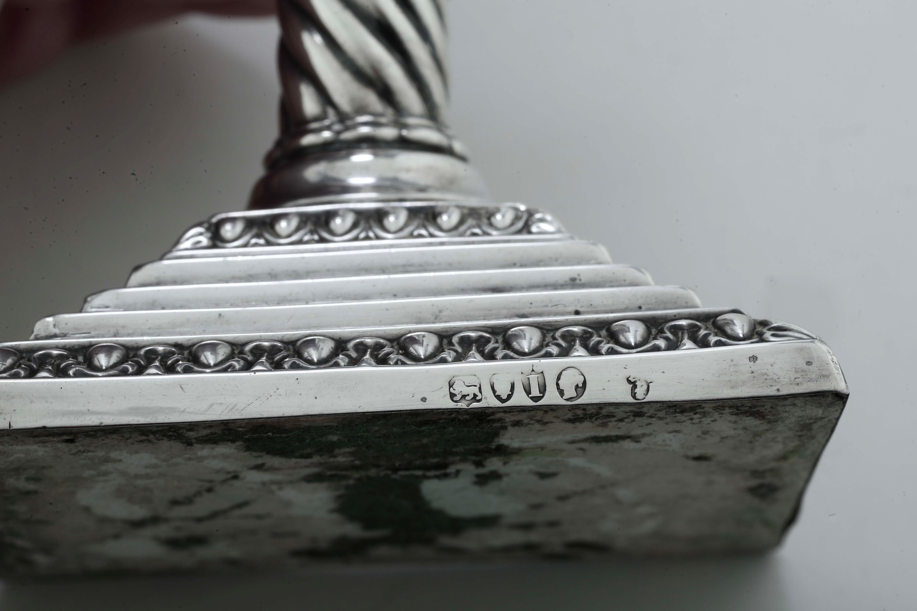 Coppia di candelieri, argento fuso e sagomato, Londra 1884