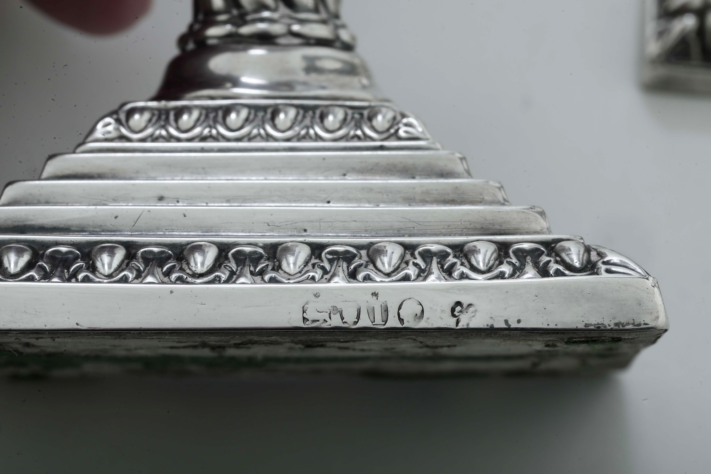 Coppia di candelieri, argento fuso e sagomato, Londra 1884
