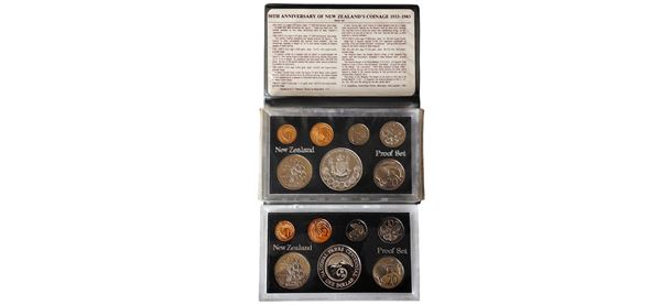 Canada 1964-1982. 2 divisionali originali Fondo Specchio (proof), con una in argento ciascuna, e un astuccio non ufficiale con 3 monete.