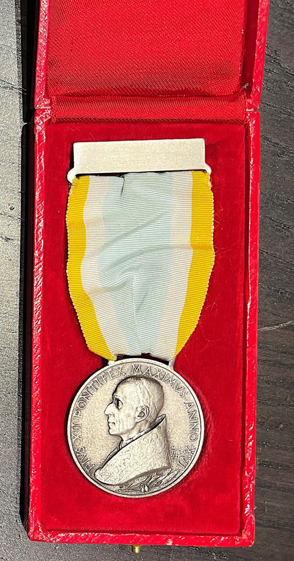 VATICANO. PIO XII, 1939-1958. Onorificenza in argento 1954. Vergine Regina.