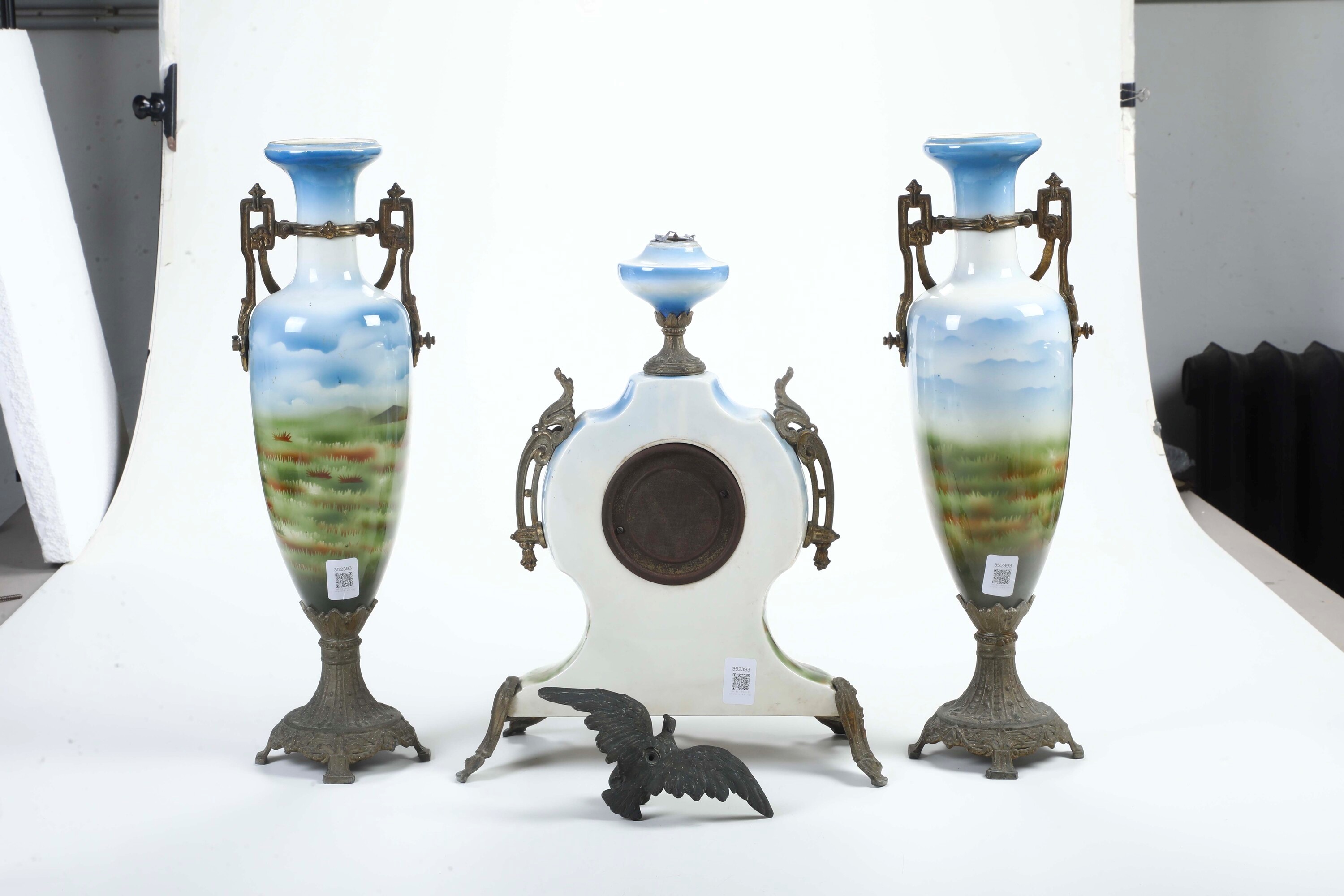 Set da camino, porcellana e metallo fuso con orologio e vasi decorati, Italia (?), circa 1900