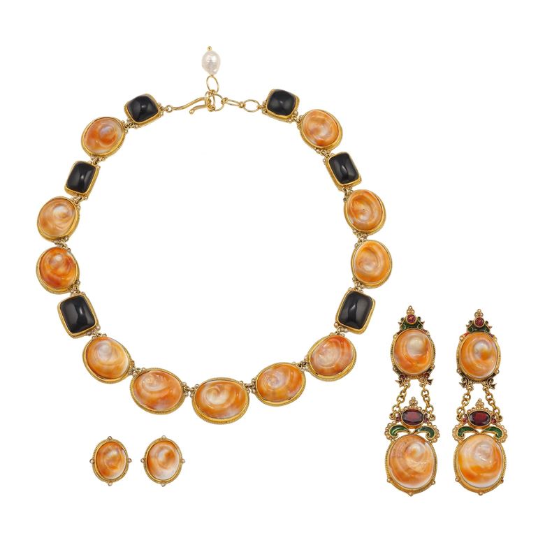 Percossi Papi. Parure composta da una collana e due paia di orecchini con opercoli, onice, granati, perle e smalti  - Asta Gioielli - Cambi Casa d'Aste