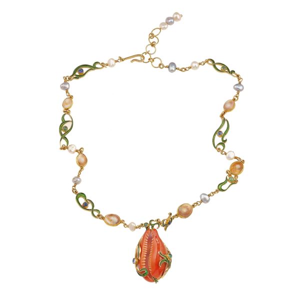 Percossi Papi. Collana con pendente “conchiglia” con opercoli, perle, smalti, zaffiri e smeraldi taglio  [..]