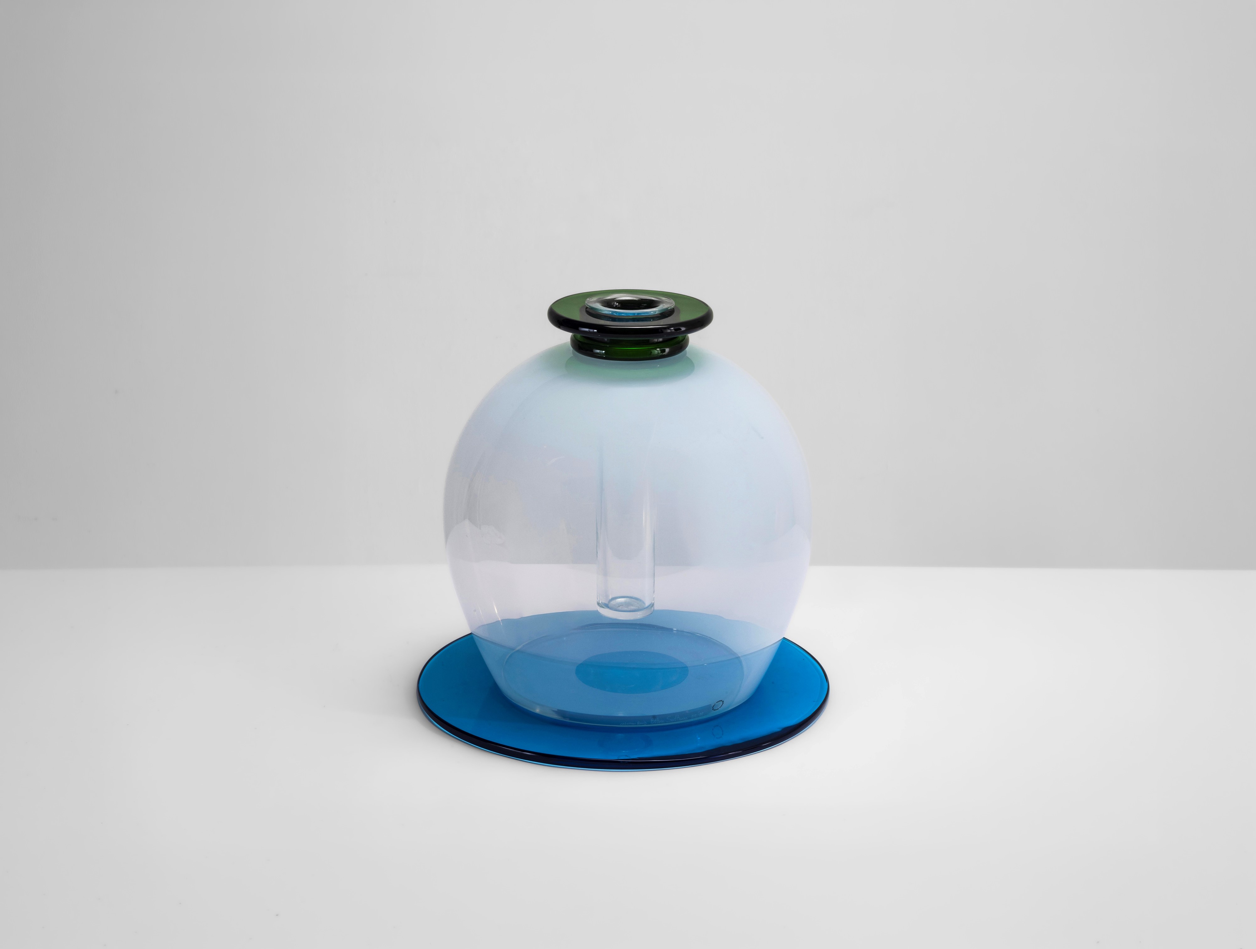 Ettore Sottsass - Vaso mod. Medusa, vetro soffiato opalescente, cm 40x40