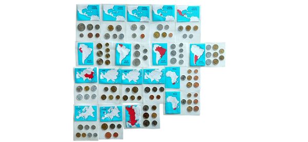 Stati del Mondo: lotto di 18 seriette numismatiche turistiche contenente la monetazione FdC proveniente da 16 Paesi dell’Europa, Asia, Africa e America.
