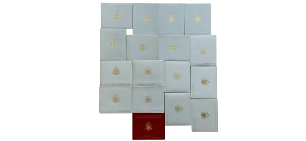 Vaticano 1979-2001: 17 divisionali FdC contenenti altrettante monete da 500 e 1000 Lire in argento.
