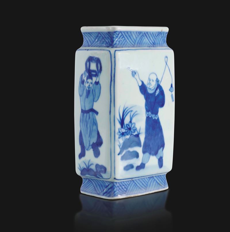 Vaso in porcellana bianca e blu raffigurante personaggi, Cina, Dinastia Qing, Repubblica  - Asta Fine Asian Works of Art - Cambi Casa d'Aste
