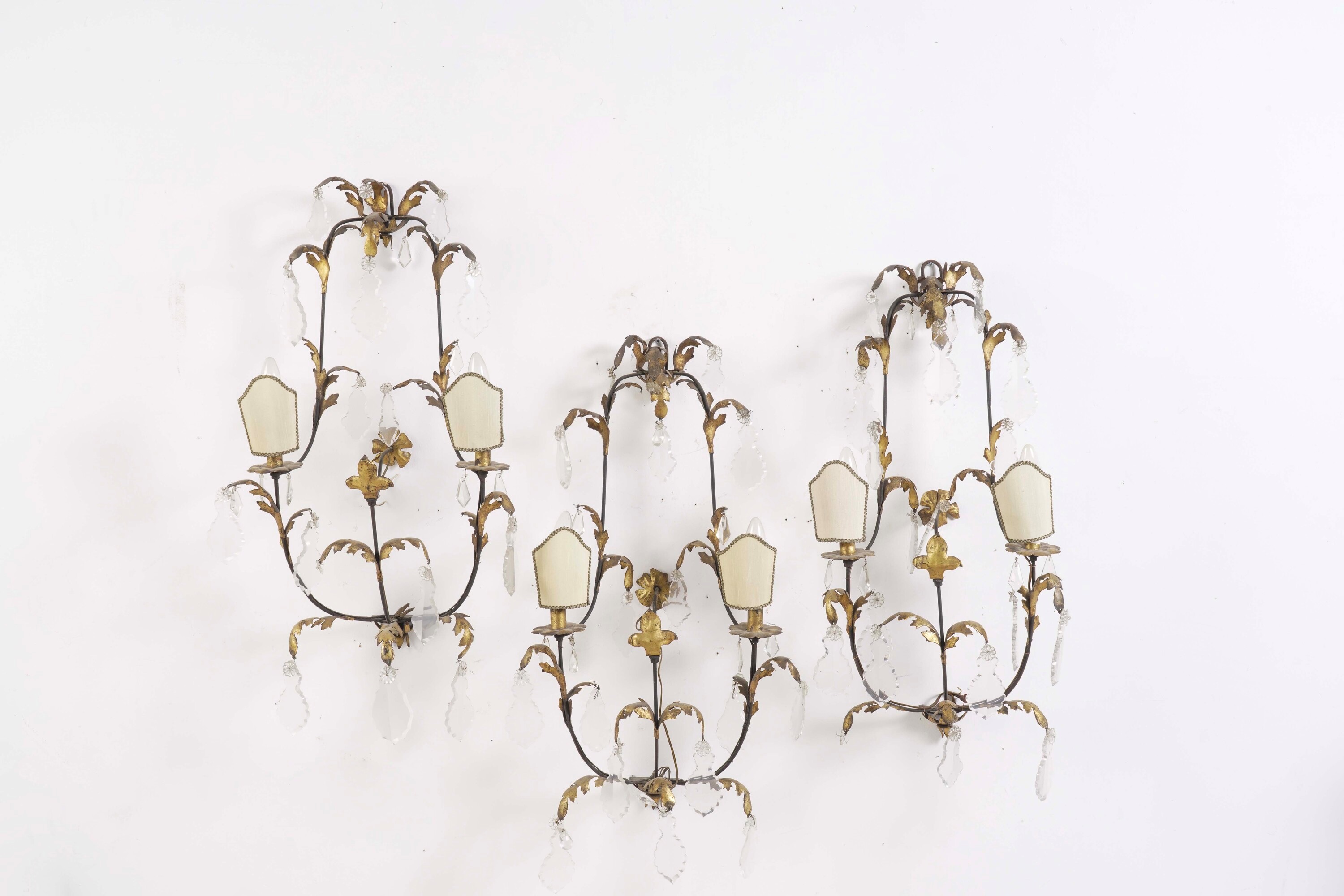 Lampadario e coppia di applique, metallo e cristalli