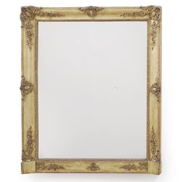 Specchiera con cornice in legno dorato. Francia XIX secolo