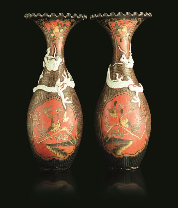 Coppia di vasi a tromba in porcellana laccata e dorata a soggetto naturalistico con decori di draghi a rilievo, Giappone, periodo Meiji (1868-1912)